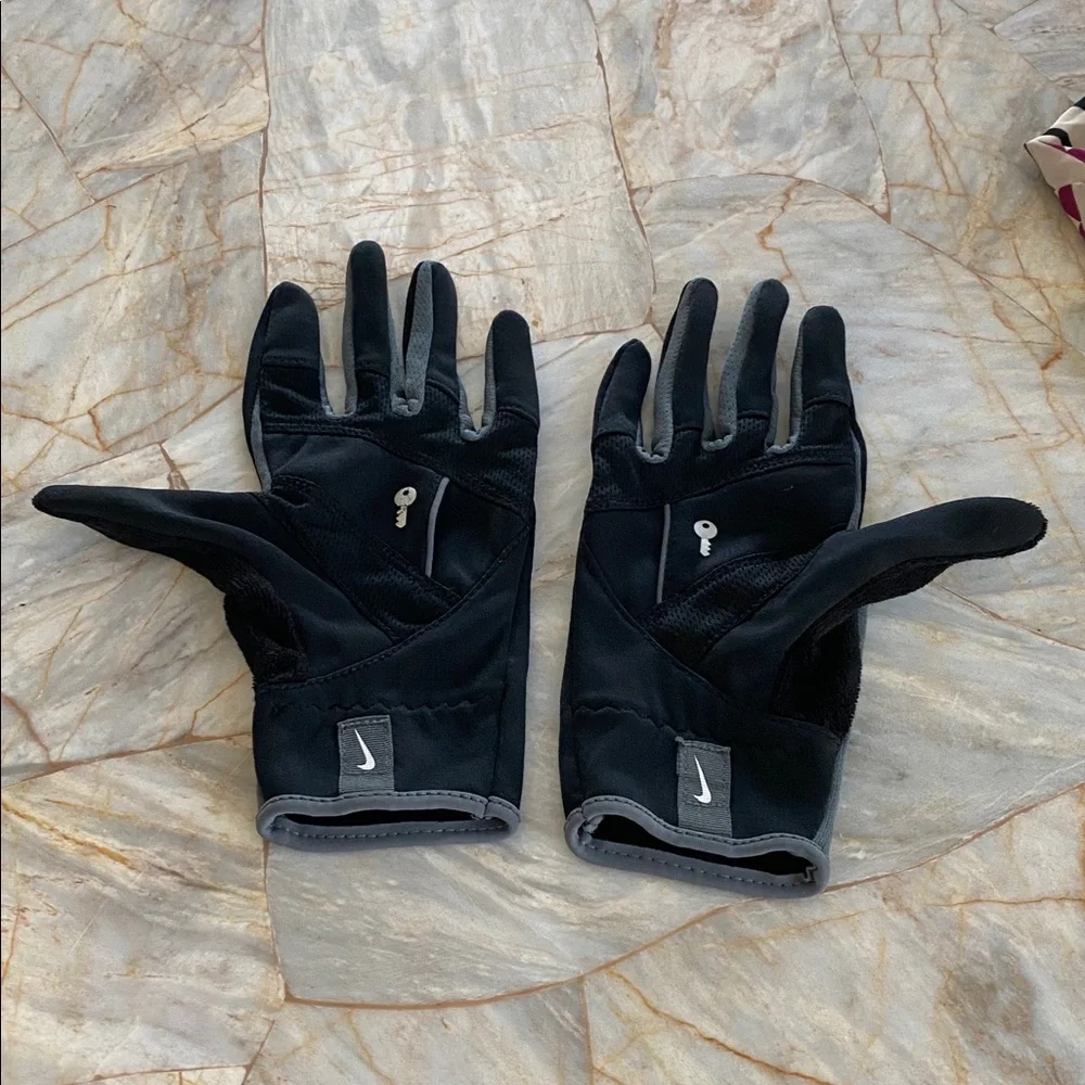 Nike‎ Black and Gray Sports Gloves